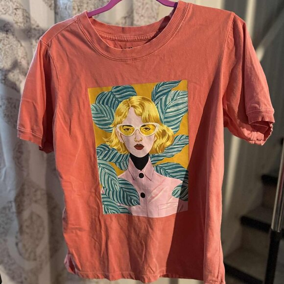 Women's Bijou Karman Sunglasses Short Sleeve Graphic T-Shirt - Coral SIZE MEDIUM - Picture 2 of 9